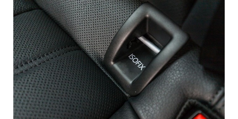 Masini cu 3 conectori ISOFIX pe bancheta din spate